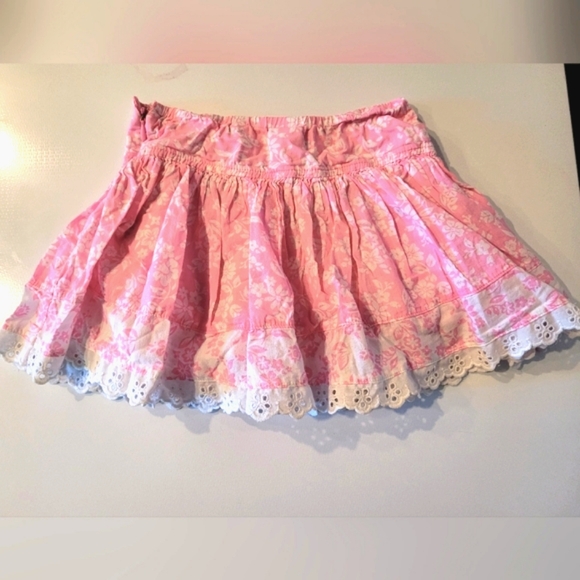 ⏰️3/$10 4T Flowing pink skirt with white flowers prints - Picture 2 of 8